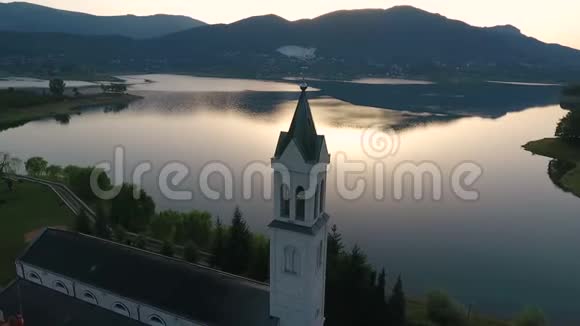 在方济会修道院的RamaScit教堂塔的无人机空中循环景观视频的预览图
