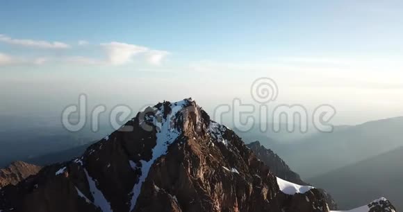落基山脉的山峰覆盖着雪从无人驾驶飞机拍摄俯视视频的预览图
