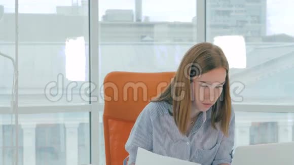 年轻漂亮的女商人在办公室里头痛看上去很累视频的预览图