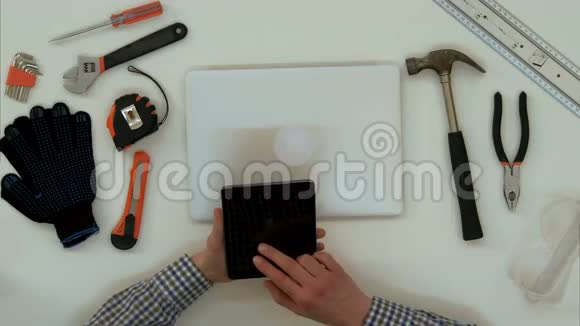 在办公室使用数字平板电脑的建筑师男性手视频的预览图