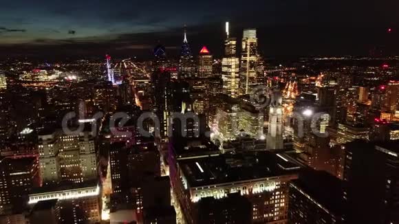 费城市中心夜间空中录像视频的预览图