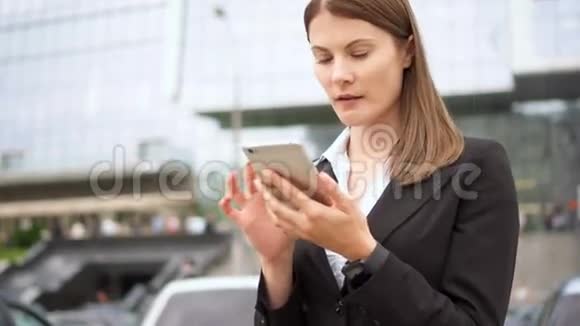 在市中心使用智能手机的女商人职业女性听到好消息兴奋不已视频的预览图