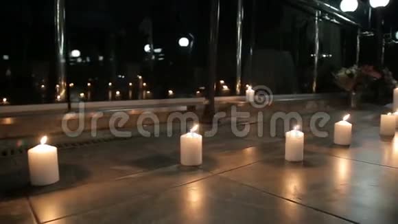 用柔和的烛光燃烧的白色蜡烛的多莉照片视频的预览图