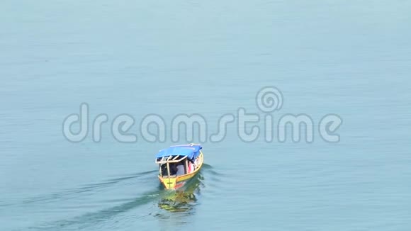 夏季乘船离开马加特湖码头视频的预览图