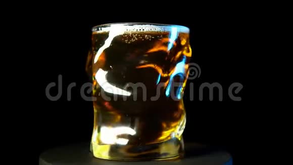 黑色背景下360度玻璃旋转的冷啤酒视频的预览图