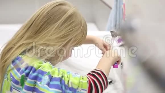 小女孩在浴室睡觉前刷牙视频的预览图