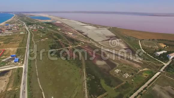 粉红盐湖和绿松石海空中视频视频的预览图