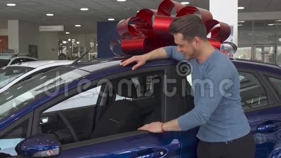 男顾客在汽车附近伸出大拇指视频的预览图