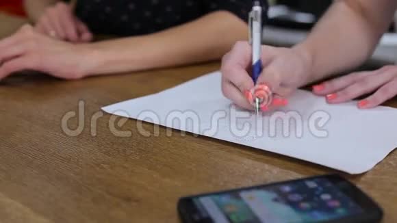 女孩用钢笔画得很近视频的预览图