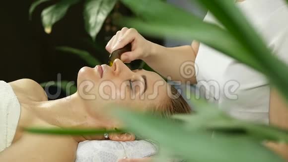 医生在女性脸上做穴位按压中国替代医学慢动作视频的预览图