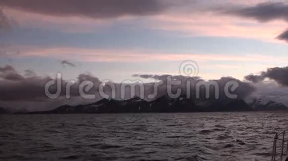 从南极福克兰群岛的船上可以看到日落和雪山视频的预览图