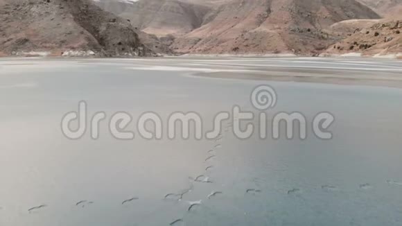 空中景色北高加索的冰冻山地湖相机坏了群山中的暮色视频的预览图