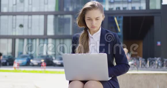 专心致志的女人穿着正式的笔记本电脑视频的预览图