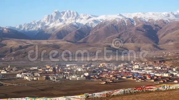 德吉藏镇鸟瞰图视频的预览图