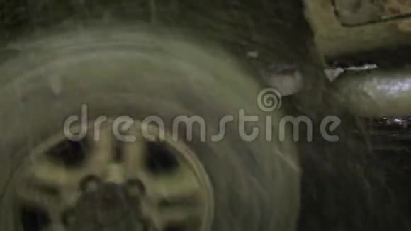 越野车的特写车轮在泥浆中被踩碎溅起水花和泥浆视频的预览图