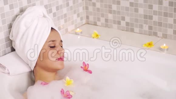 年轻女子在浴缸里洗澡视频的预览图