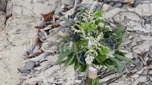 石头上摆着一束婚礼的花束风格是一种乡村风格视频的预览图