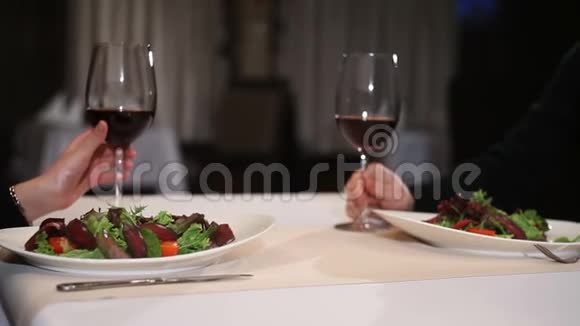 带着酒杯的情侣在餐馆里约会和品尝视频的预览图