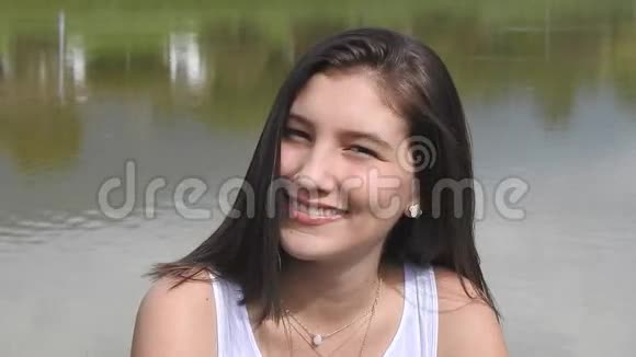 坐在湖边的少女微笑视频的预览图