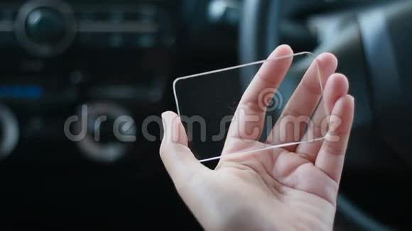 为未来的网络技术运输公司使用空白透明玻璃的女性近距离拍摄双手就像汽车里的智能手机一样视频的预览图