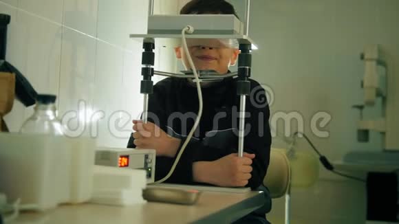 眼科诊所青少年用高科技设备检查视力视频的预览图