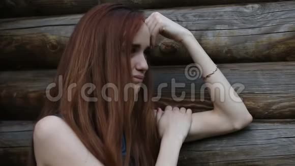 户外一位美丽悲伤的年轻女子的肖像视频的预览图