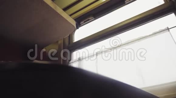 概念教练火车旅程旅行火车底部的窗户和桌子可见的部分生活方式视频的预览图