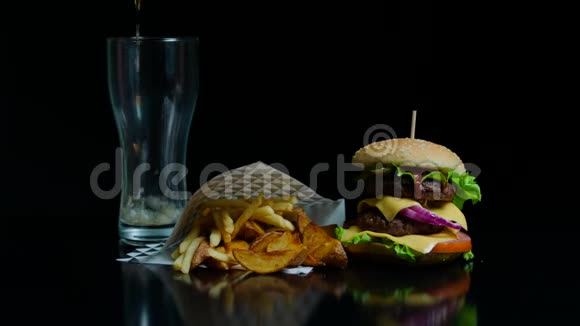 提供一套炸薯条汉堡和带古柯拉的玻璃供商业使用视频的预览图