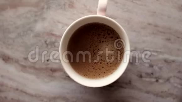 早晨的咖啡杯牛奶放在大理石石板上热饮放在桌子上上面有食物录像和食谱视频的预览图