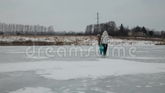 小女孩在冰冻的湖面上滑冰视频的预览图