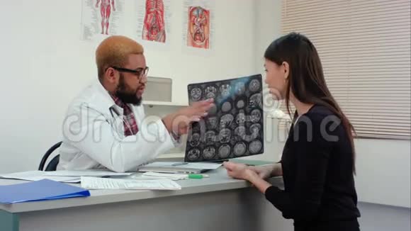 幸福的女性病人感谢她的医生并拍摄X射线图像视频的预览图