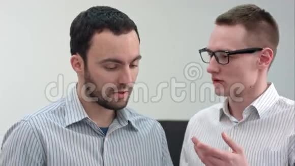 两位经理在会议室讨论合同视频的预览图