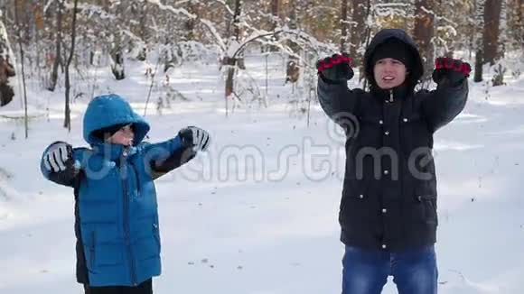 一个男孩带着一个孩子在雪地里摔倒慢慢地变成了一个雪天使视频的预览图