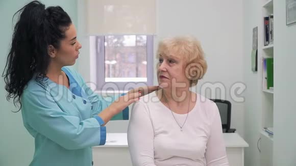 医生和老病人谈话视频的预览图