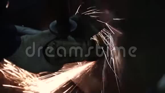 人磨一块金属片剪辑汽车零部件行业的工作磨床和火花运动视频的预览图
