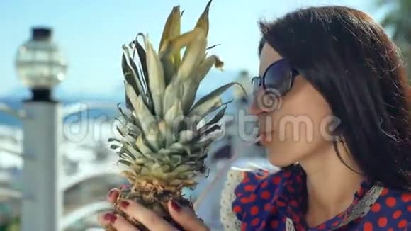 女人在夏天喝鸡尾酒享受她的假期视频的预览图