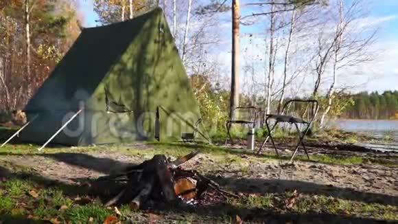 复古帐篷附近的营地火灾视频的预览图