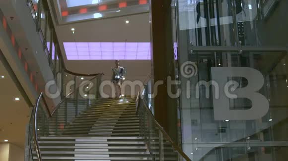 年轻女子在商场楼下散步视频的预览图