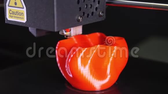 3D打印机打印一个红色花瓶黑色背景视频的预览图