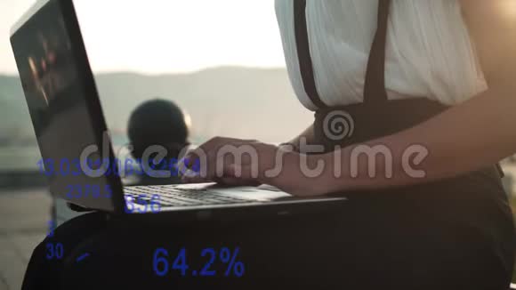 女性手在笔记本电脑上打字并出现一个数字百分比和增长图的全息图视频的预览图