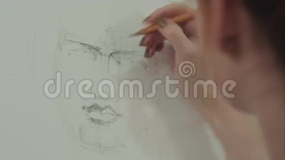 女画家用铅笔画古典男子肖像视频的预览图