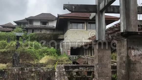 巴厘岛被废弃损坏和毁坏的酒店的内部视频的预览图