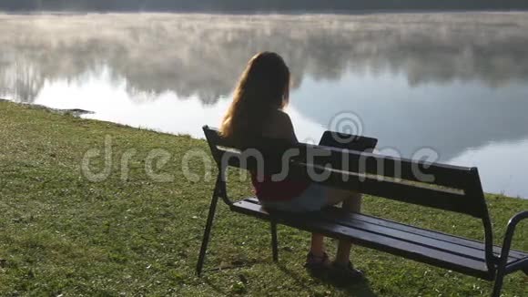 坐在湖边的女人视频的预览图