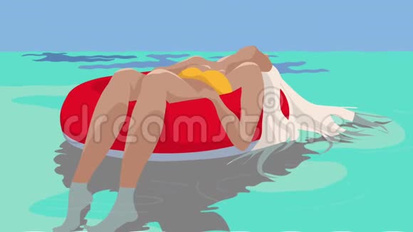 一个女孩带着一个手提箱坐在沙滩上热带景观棕榈叶和天空中的一架飞机海鸥飞过视频的预览图