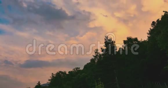 夏季意大利都灵省阿尔卑斯山上有五颜六色的移动云的绿色森林从阳光到黄昏的时间流逝视频的预览图