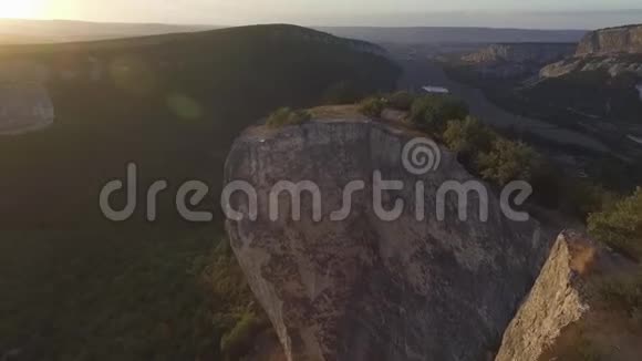 格鲁吉亚山区高加索山脉和森林带日落背景的山景鸟瞰图视频的预览图