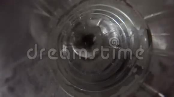 从瓶子里倒出来的水视频的预览图