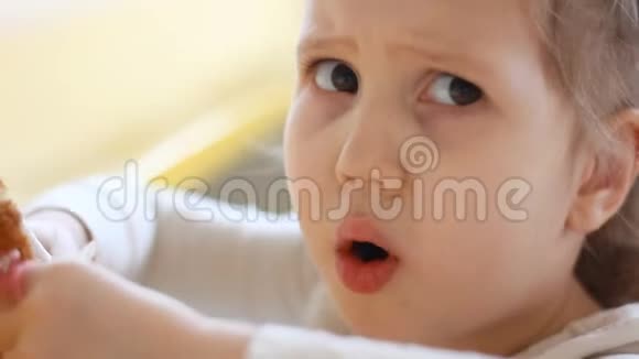 小女孩吃掘金特写吃快餐的肖像儿童视频的预览图