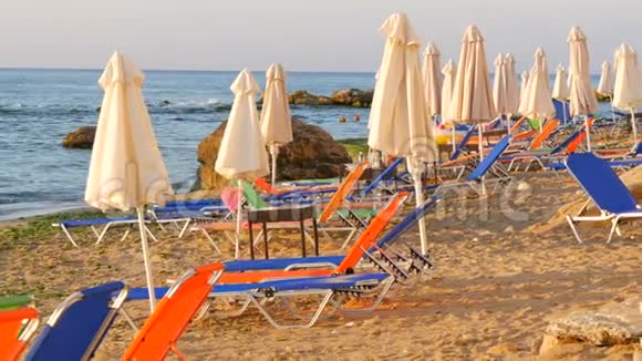 豪华度假黑海保加利亚度假胜地空的多色日光浴或日光浴床和折叠式沙滩伞视频的预览图