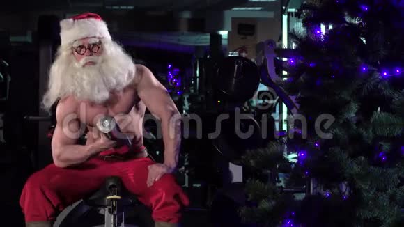 圣诞老人在健身房训练肱二头肌004视频的预览图